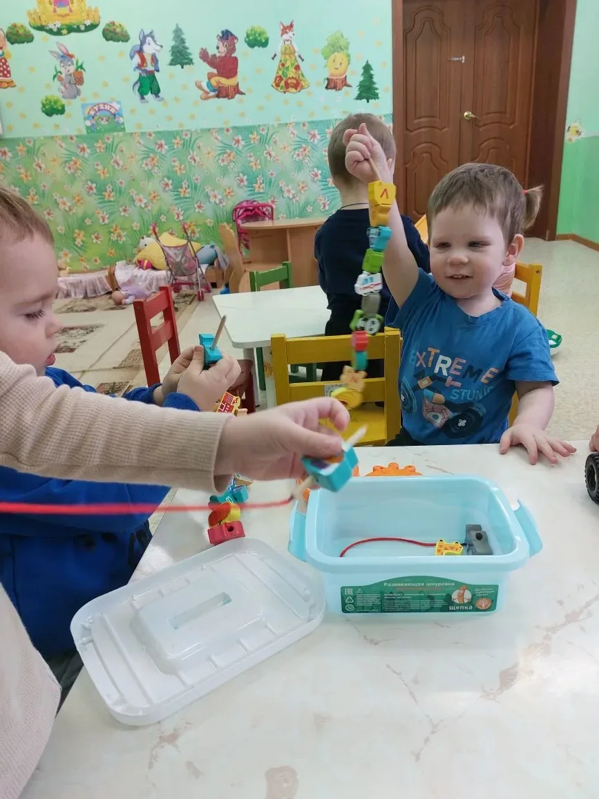В младшей группе малыши весело играли в развивающую игру "Шнуровка". 

Эта увлекательная игра помога