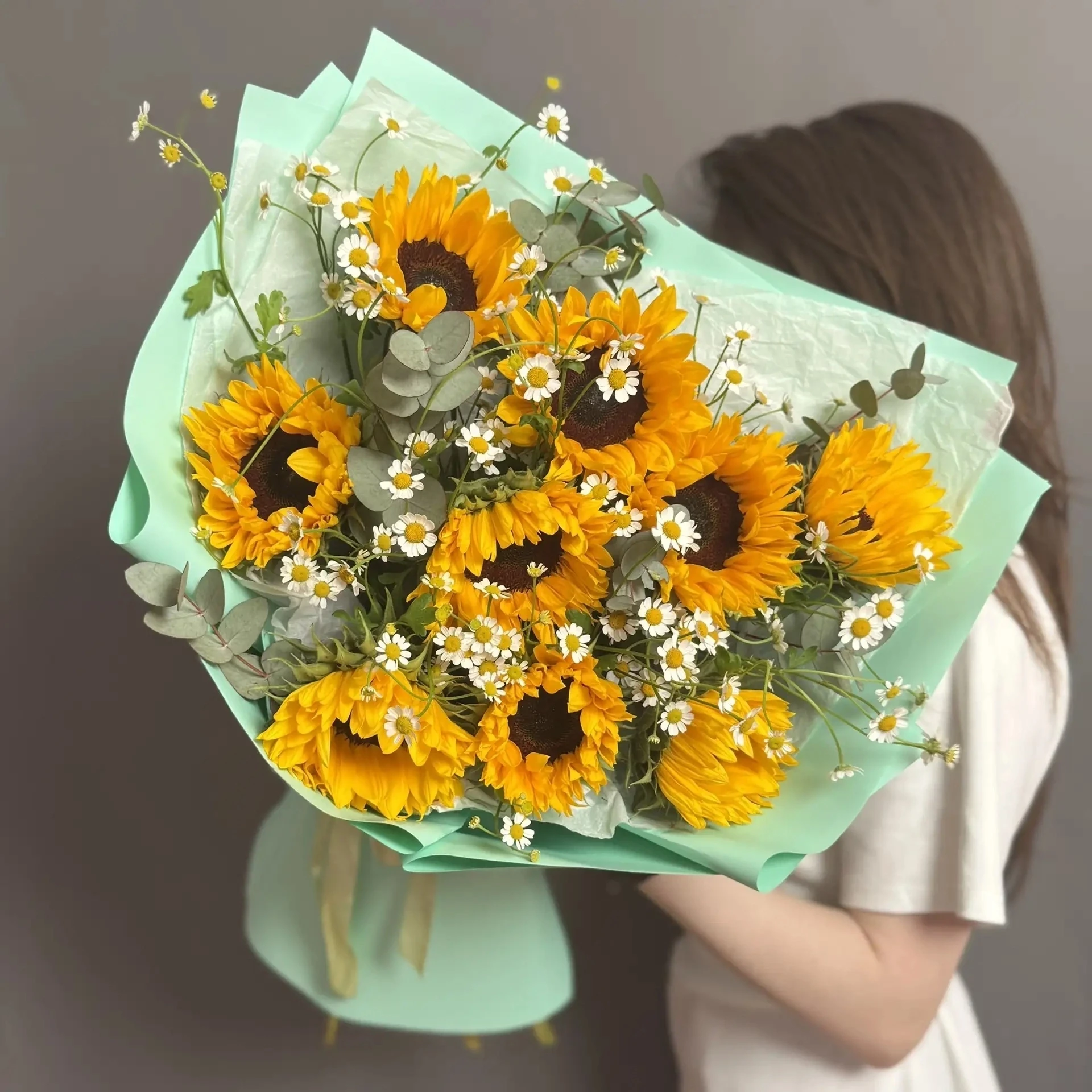 ☀️Авторский букет из подсолнухов, ромашек и ароматных веточек эвкалипта

🌿Стоимость 4'200₽
Цена акт