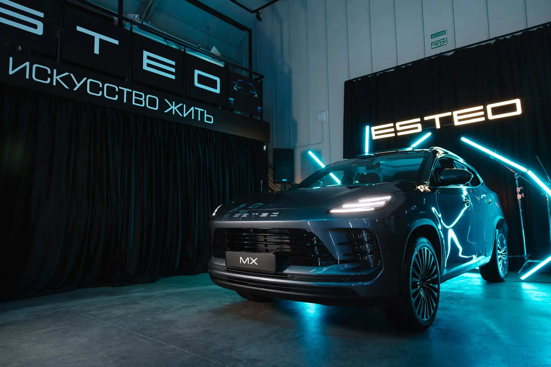 Что-то на премиальном: бренд ESTEO дебютировал с первым внедорожником MX