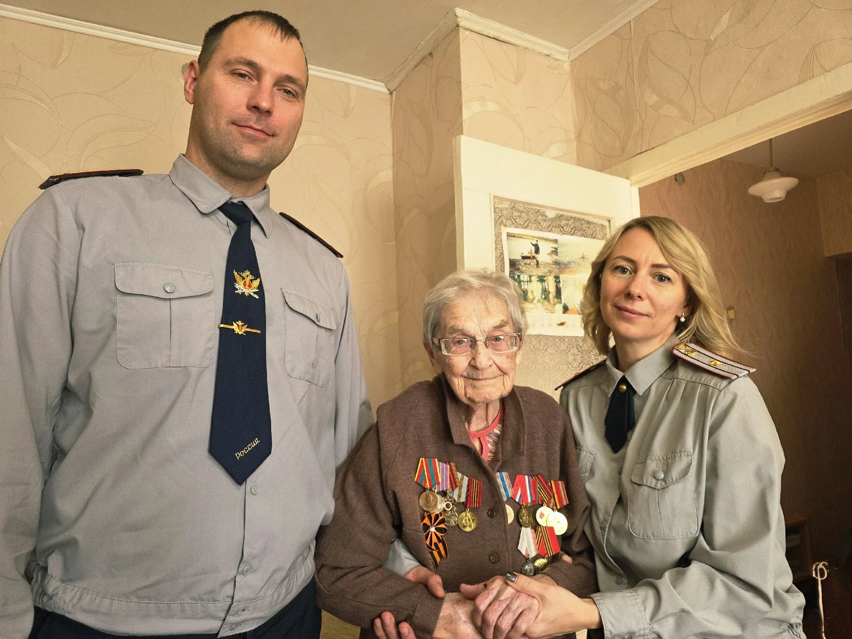 РУКОВОДСТВО ИК-21 ОУХД НАВЕСТИЛО ВЕТЕРАНА УЧРЕЖДЕНИЯ