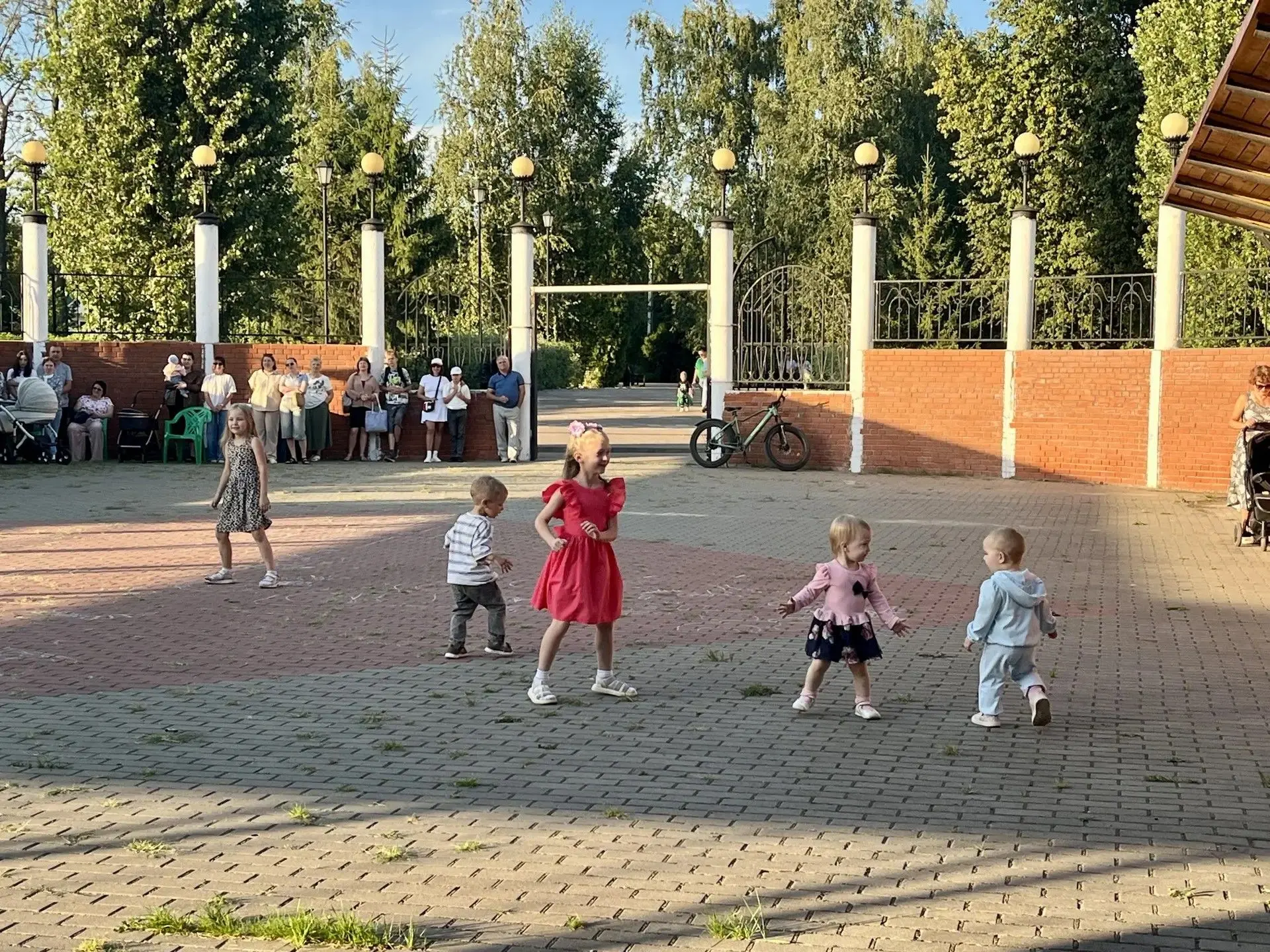 Городской парк превратился в пространство высокого искусства, где традиционные ценности...