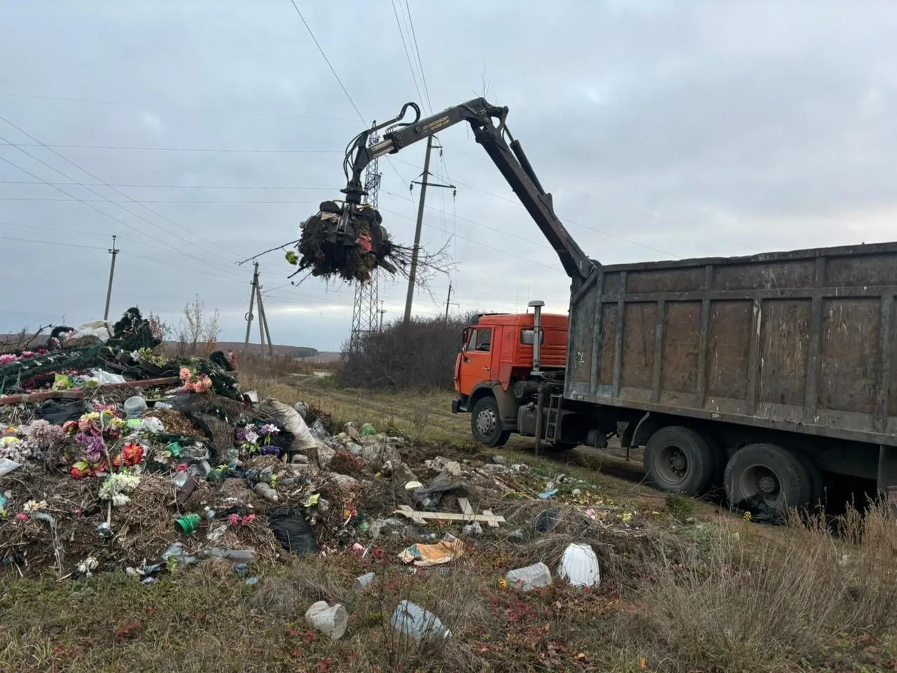 Администрация Большееланского сельсовета в канун православного праздника Святой Троицы ...