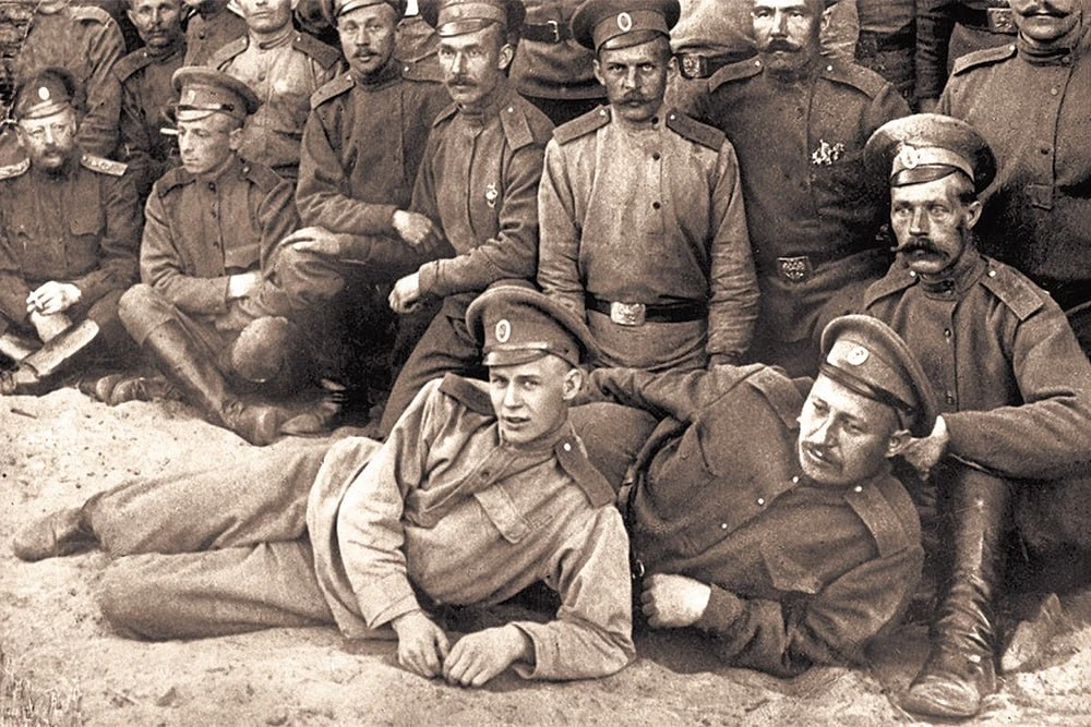 На фото - Сергей Есенин в период Первой мировой войны. В 1916 году, уже будучи популярным поэтом, он