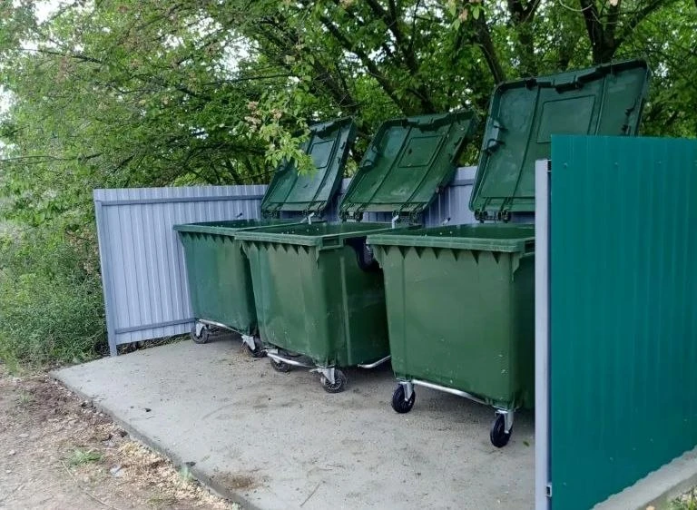 В Красновском поселении завершили установку новых площадок для сбора твердых коммунальных отходов (Т