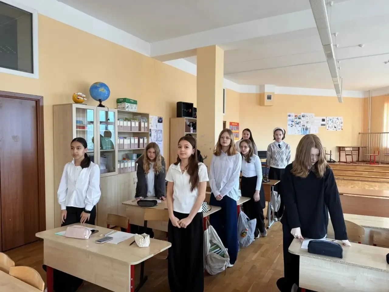 🌍 День Земли — каждый день!  Сегодняшнее утро, как всегда, началось с торжественного поднятия флага 