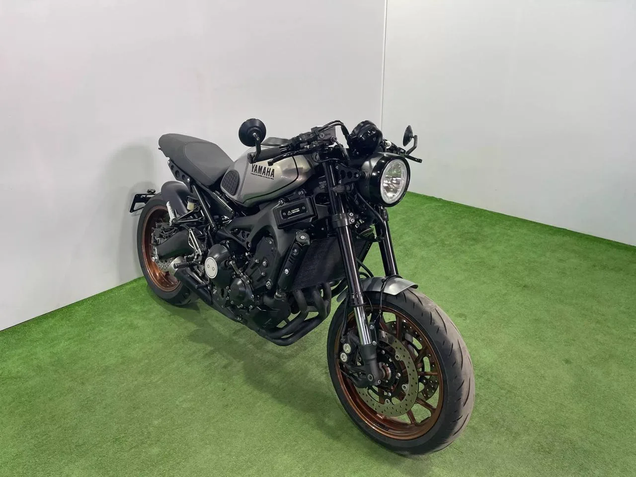 YAMAHA XSR900 в наличии во Владивостоке  Характеристики:  - 2016 год - объем 845 см3 - Аукцион AUCNE