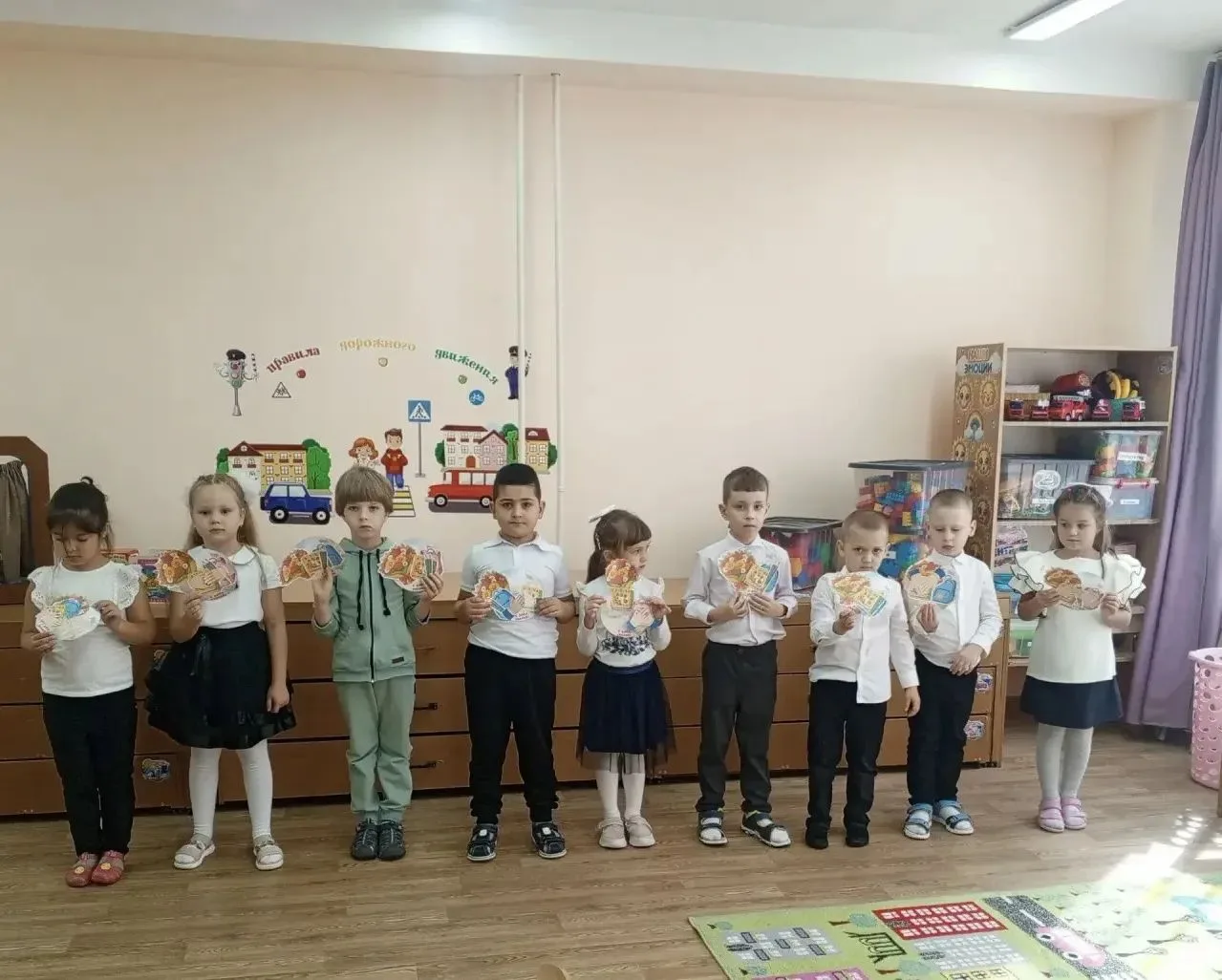 Сегодня в нашей группе «Фантазеры» по-настоящему праздничная атмосфера — мы отмечаем Де...