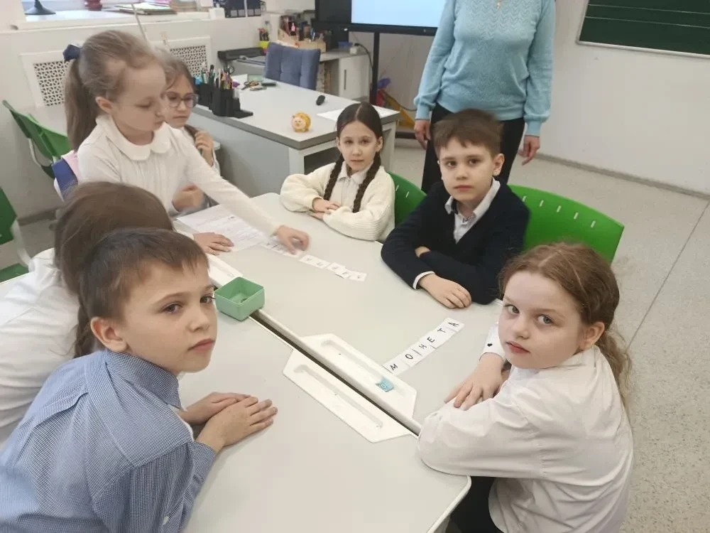 📍 Сегодня  в 1 «А» классе прошла увлекательная игра-викторина «Знатоки финансовой грамотности»!  Под