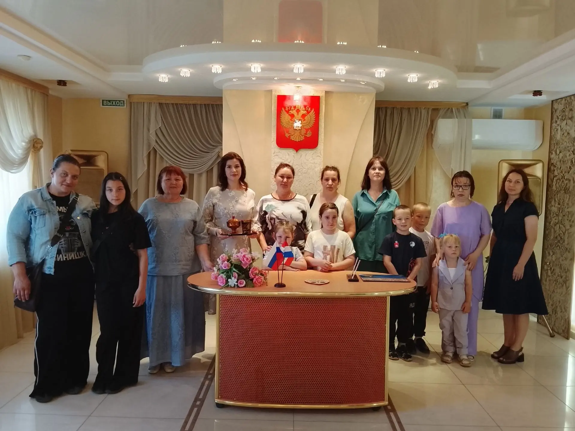 📌Юные жители Оханска и их родители смогли заглянуть в «закулисье» органов ЗАГС.