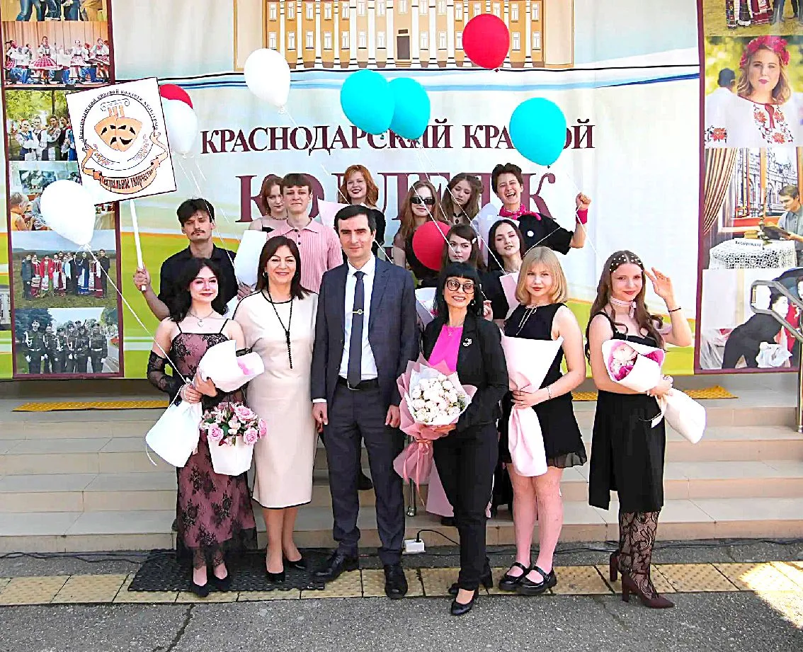 ПОСЛЕДНИЙ ЗВОНОК: И ФИНИШ, И СТАРТ, И МЕЧТЫ, И НАДЕЖДЫ…   Сегодня в стенах Краснодарского краевого к
