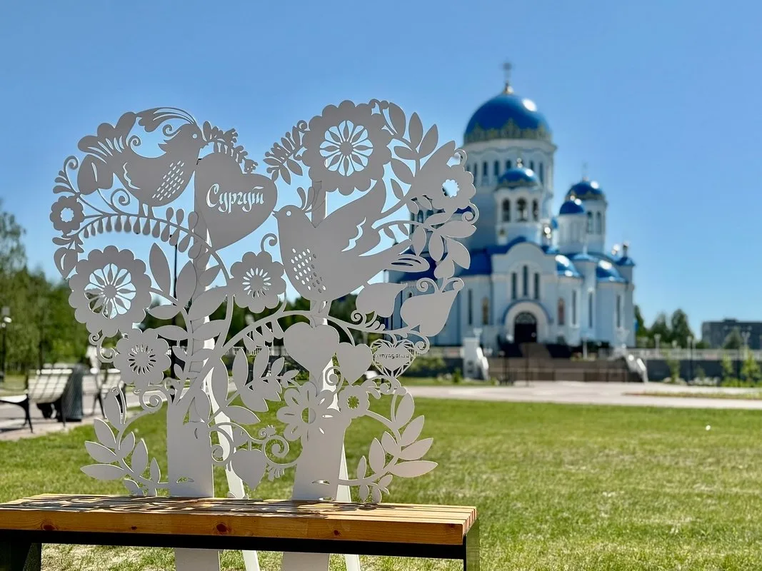 В Сургуте лавочки-фотозоны в русском стиле появились у собора и роддома