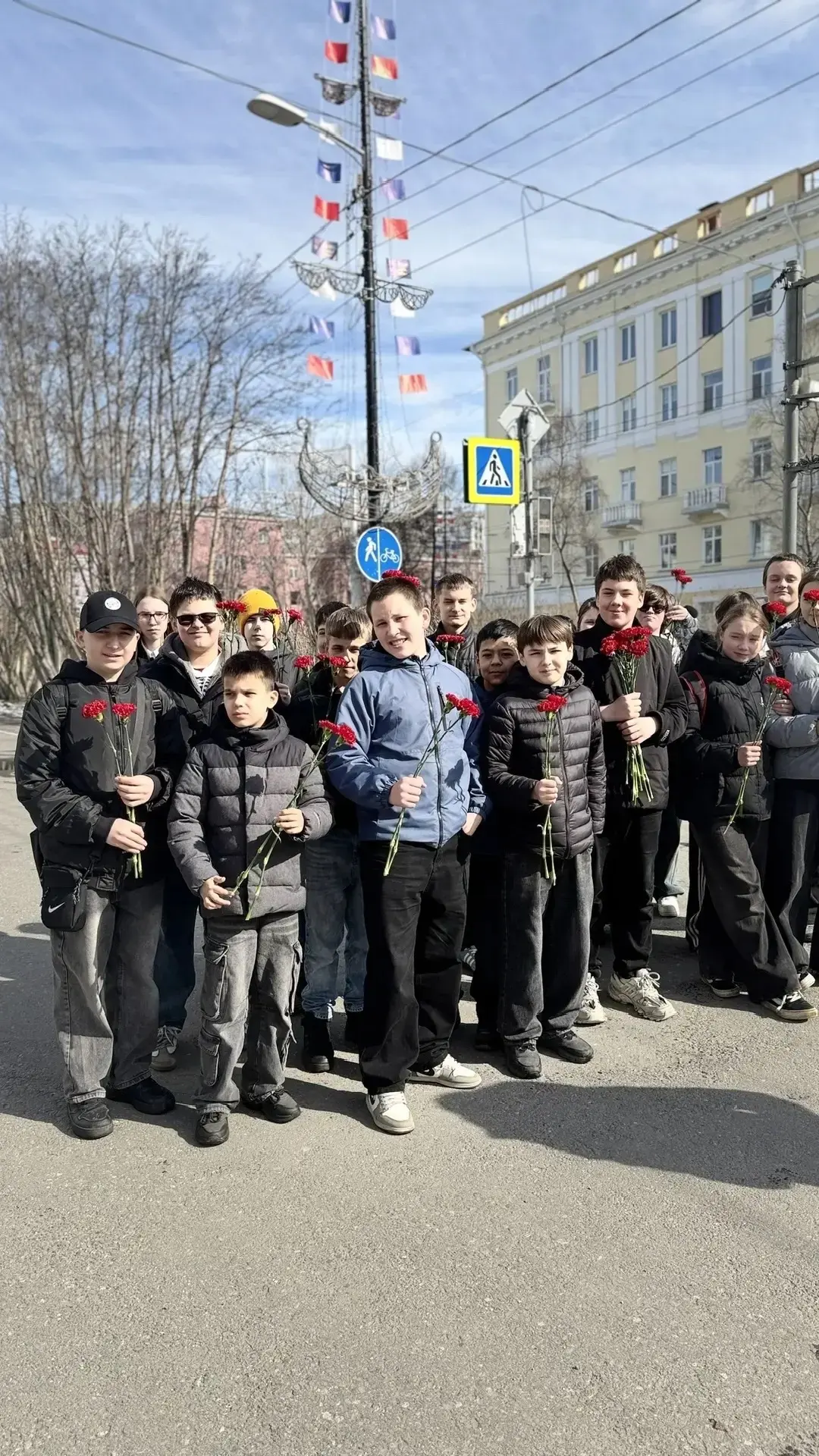 💐 В рамках Всероссийской акции «Цветы солдату» ученики 6 «В» класса вместе с классным руководителем 