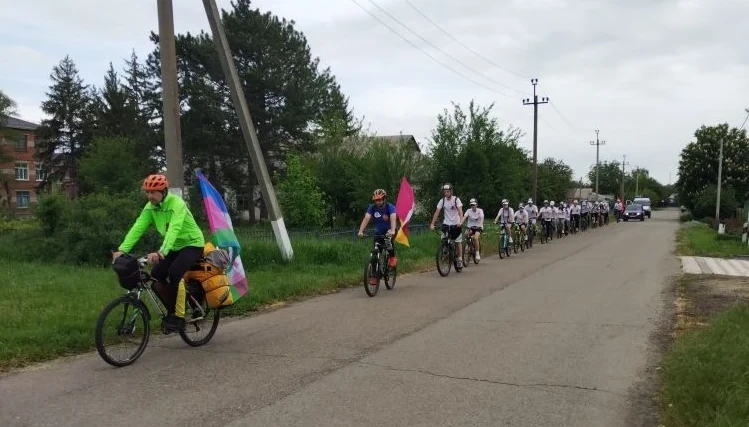 Кущевские школьники передали «Эстафету памяти»🚩  🚲11 мая участники «Эстафеты памяти» сделали останов