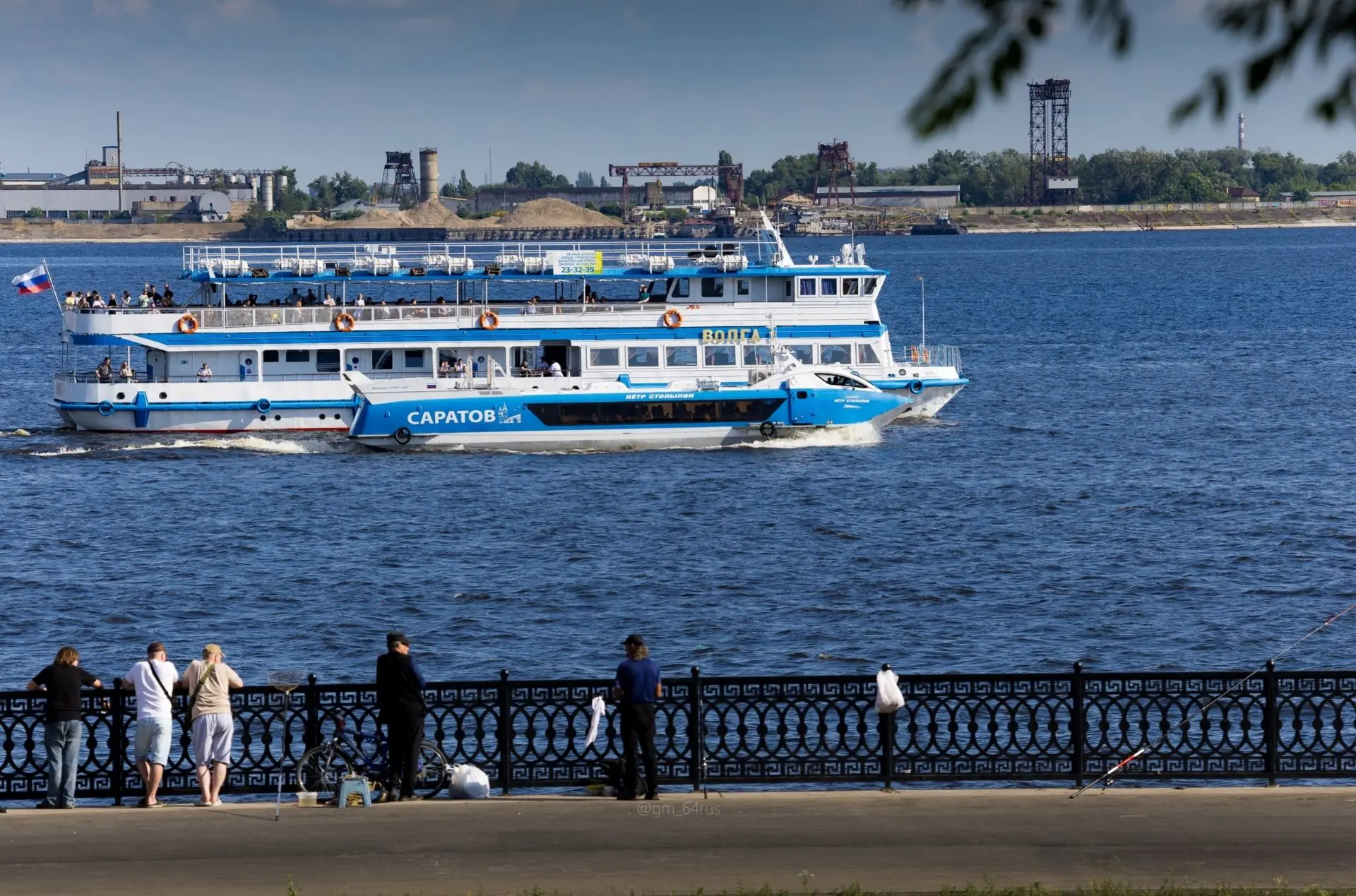 Навигация на Волге в самом разгаре. Два поколения местных речных пассажирских судов на ...