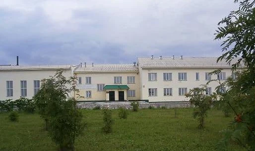 В Кузбассе отремонтировали школу, а через год ей сорвало крышу ветром