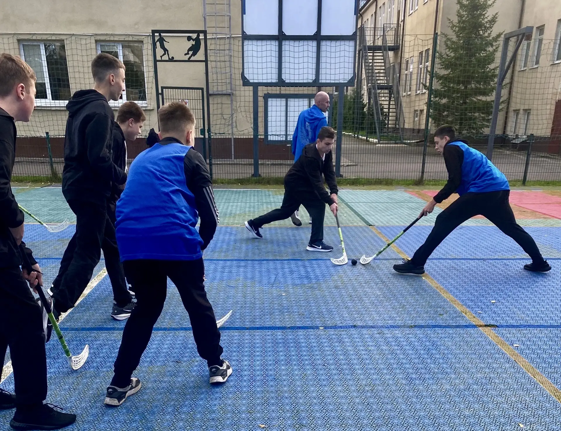 Воспитание характера на поле: Кадеты осваивают хоккей на траве 🏑