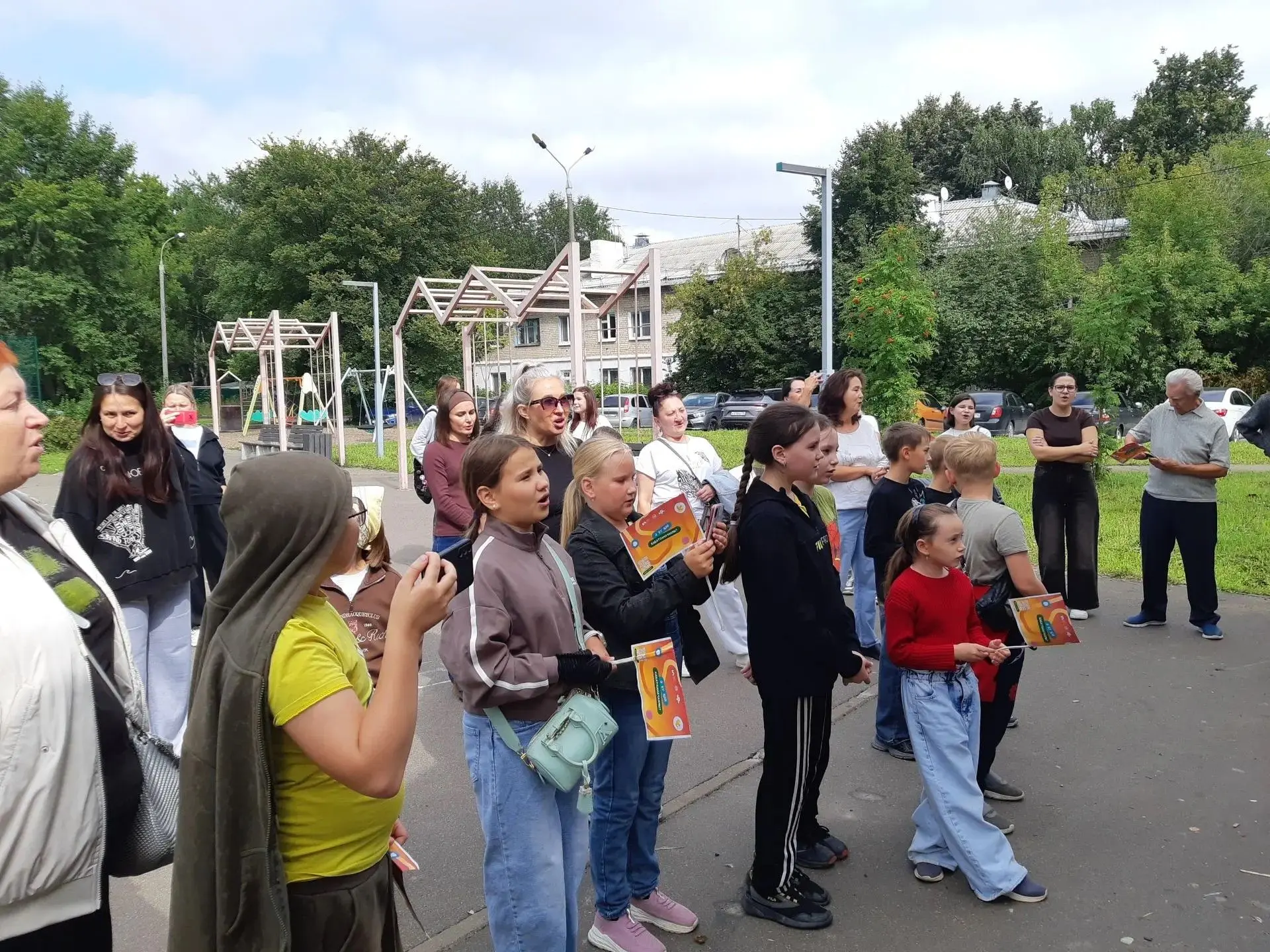 18 августа 2026г. двор на улице Химиков, 13/15/17, наполнился музыкой, смехом и теплом....