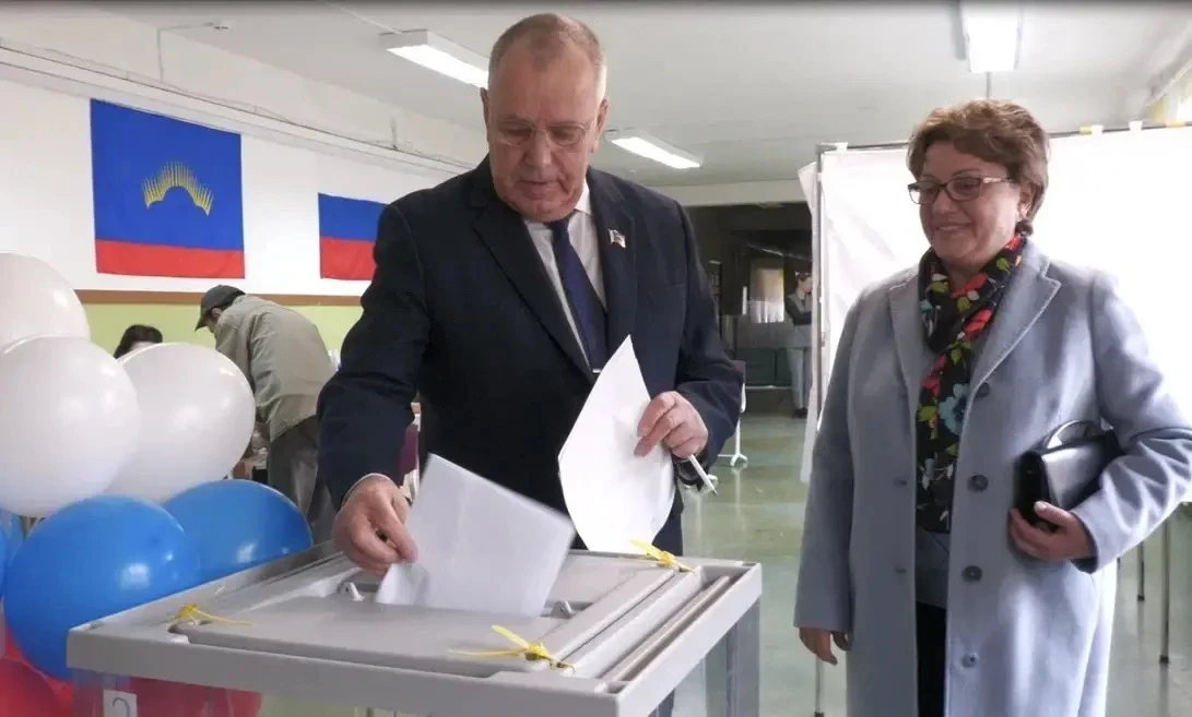 🗳 Сергей Дубовой принял участие в первом дне голосования