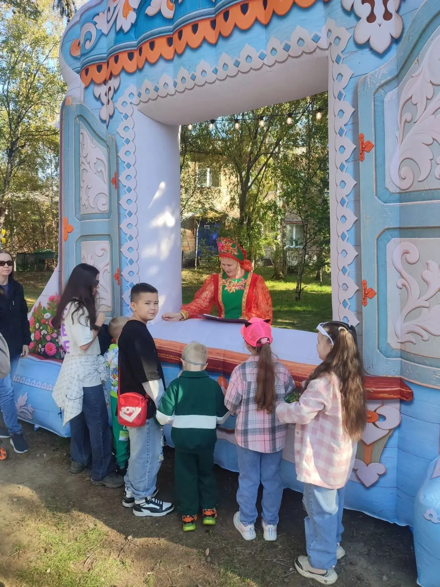 🎭 Сказки на сцене Городского сада: юные артисты поздравили Салехард