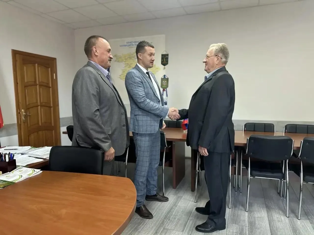 Глава округа Максим Владимирович Мищенко совместно с заместителем поздравили с 75-летие...