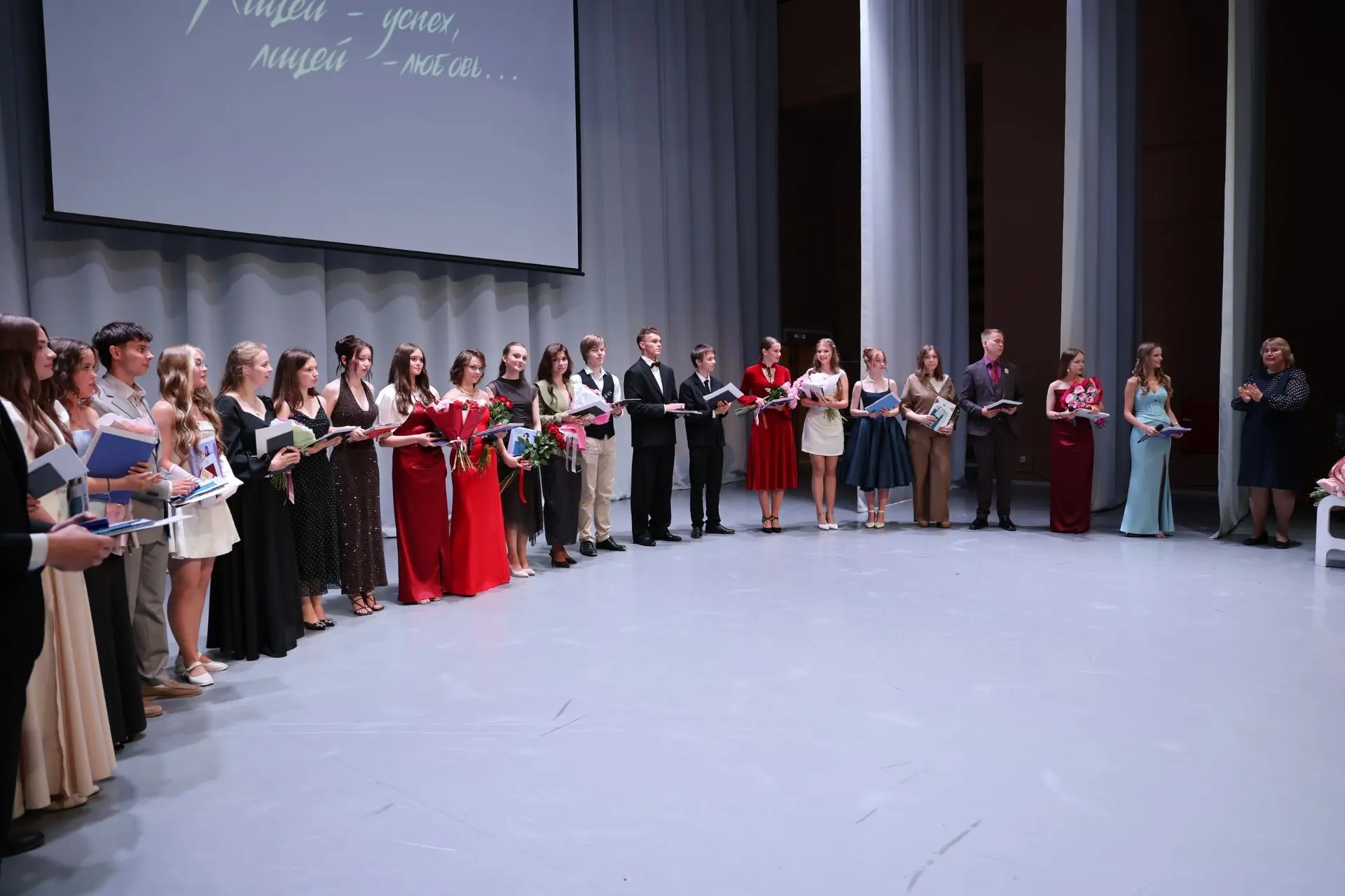 #Лицей17_успехи

Наши медалисты - наша гордость! ⭐

27 июня прошло торжественное вручение аттестатов