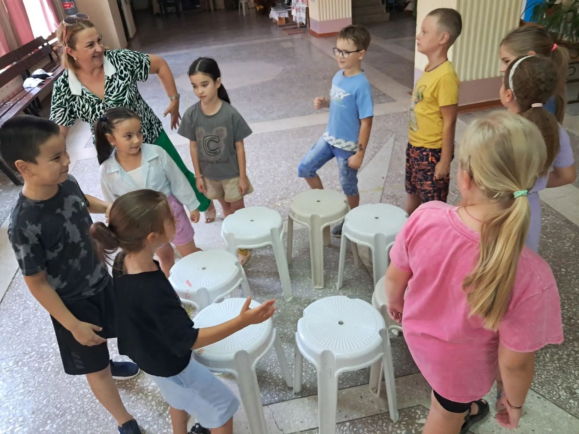 В фойе Кендже-Кулакского Дома культуры сегодня царила особая атмосфера веселья и радост...