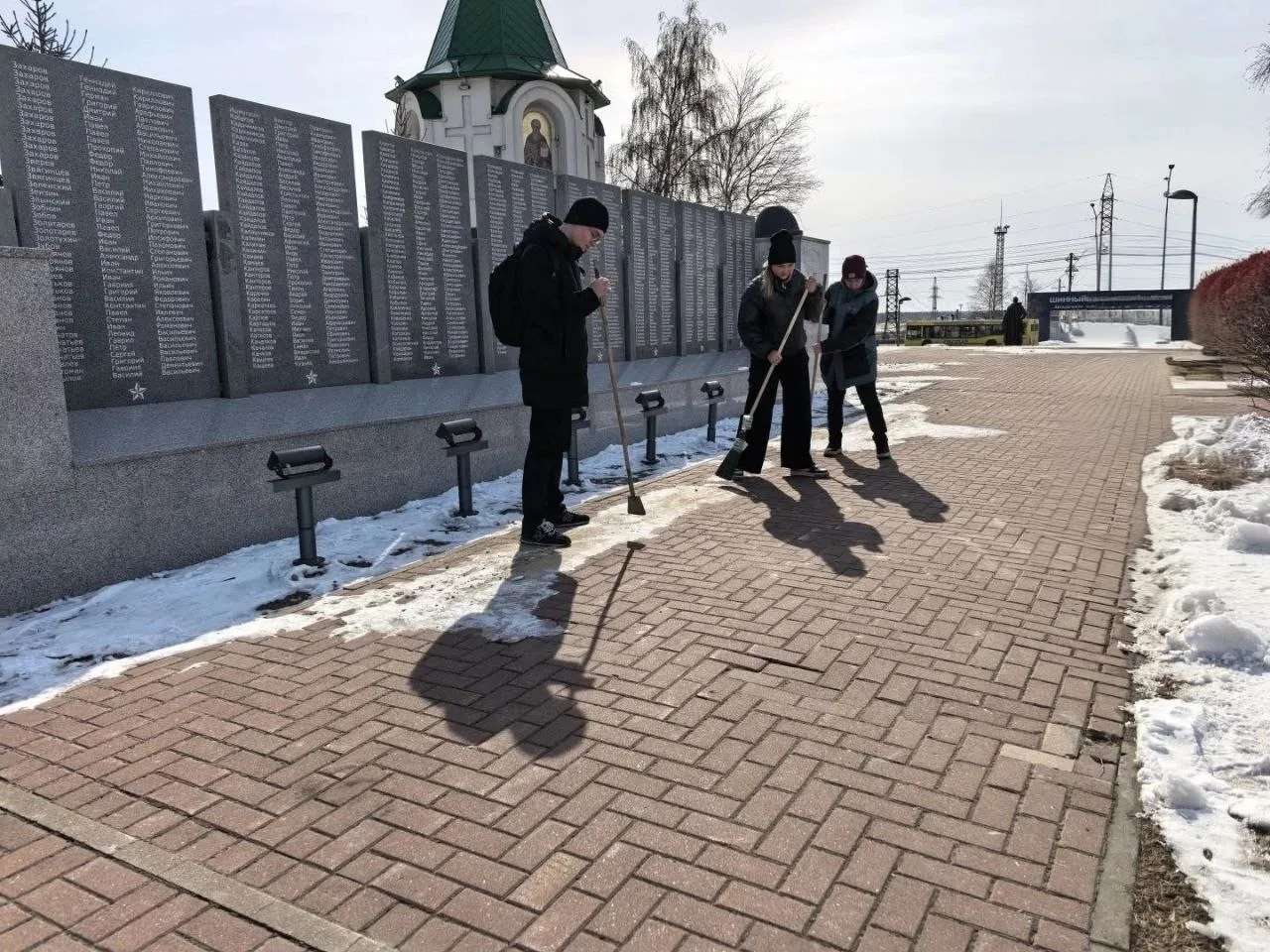 🌿 Чистая память: наш вклад в благоустройство! 🌿  Обучающиеся нашей школы вместе с учителем истории и