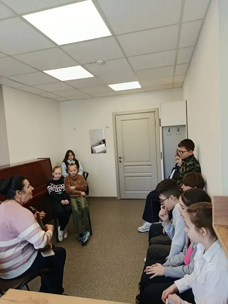 Преподаватель ДШИ г. Строитель В. М. Чистякова провела для обучающихся познавательную б...