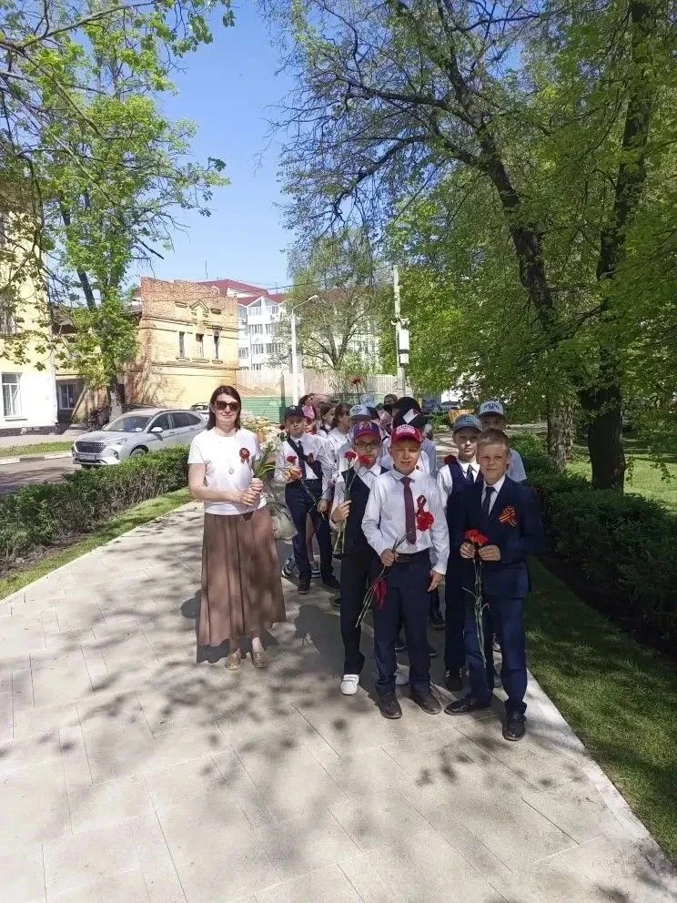 Сегодня школьники МАОУ СОШ №22 отправились в путешествие «по следам героических лет».  У памятников,