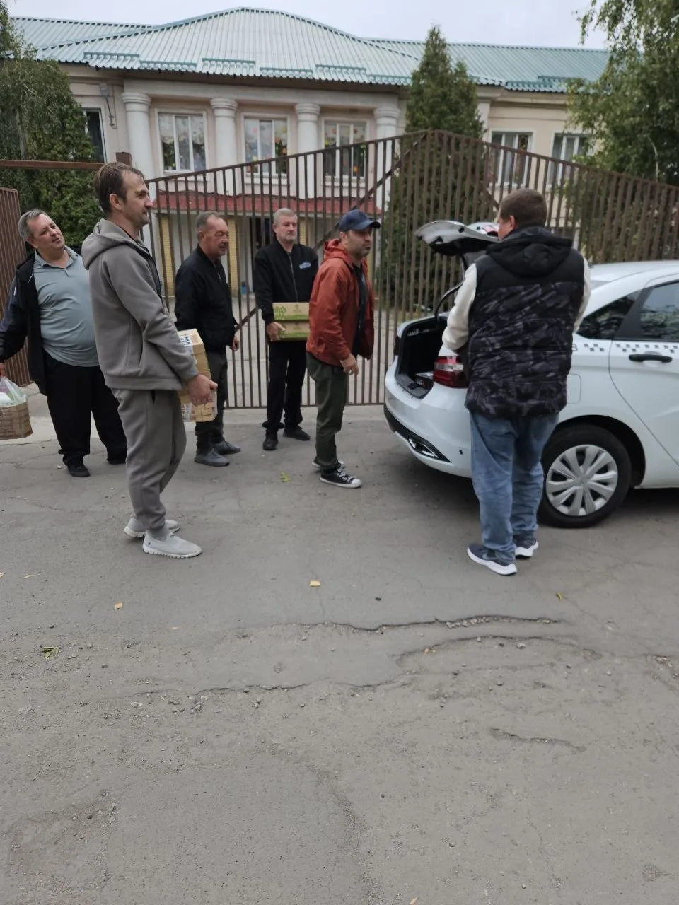 Водители такси посетили детский дом в Донецке и передали пиццу, фрукты и соки