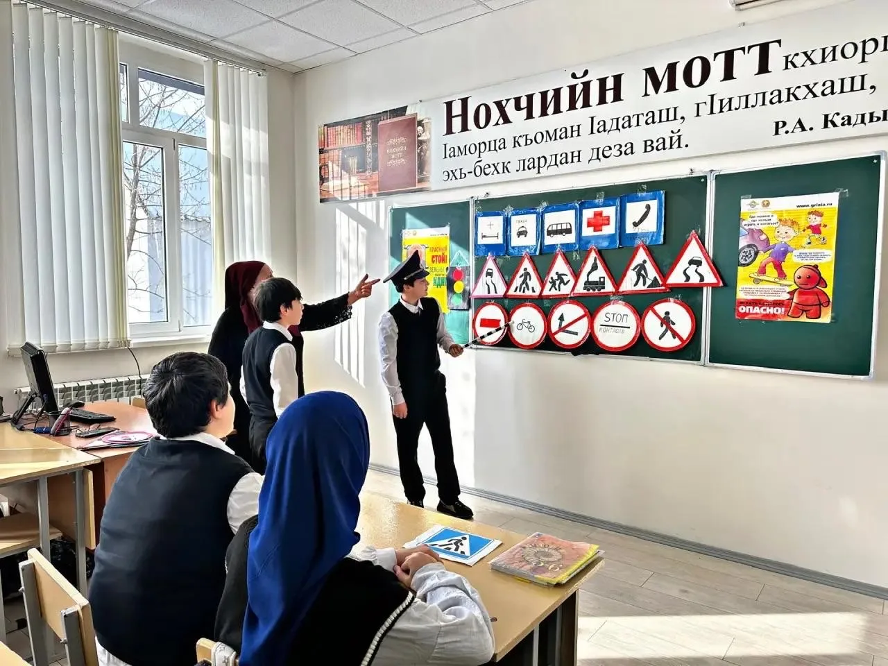 В 6 «А» классе был проведён классный час на тему «Как вести себя при дорожно-транспортном происшеств