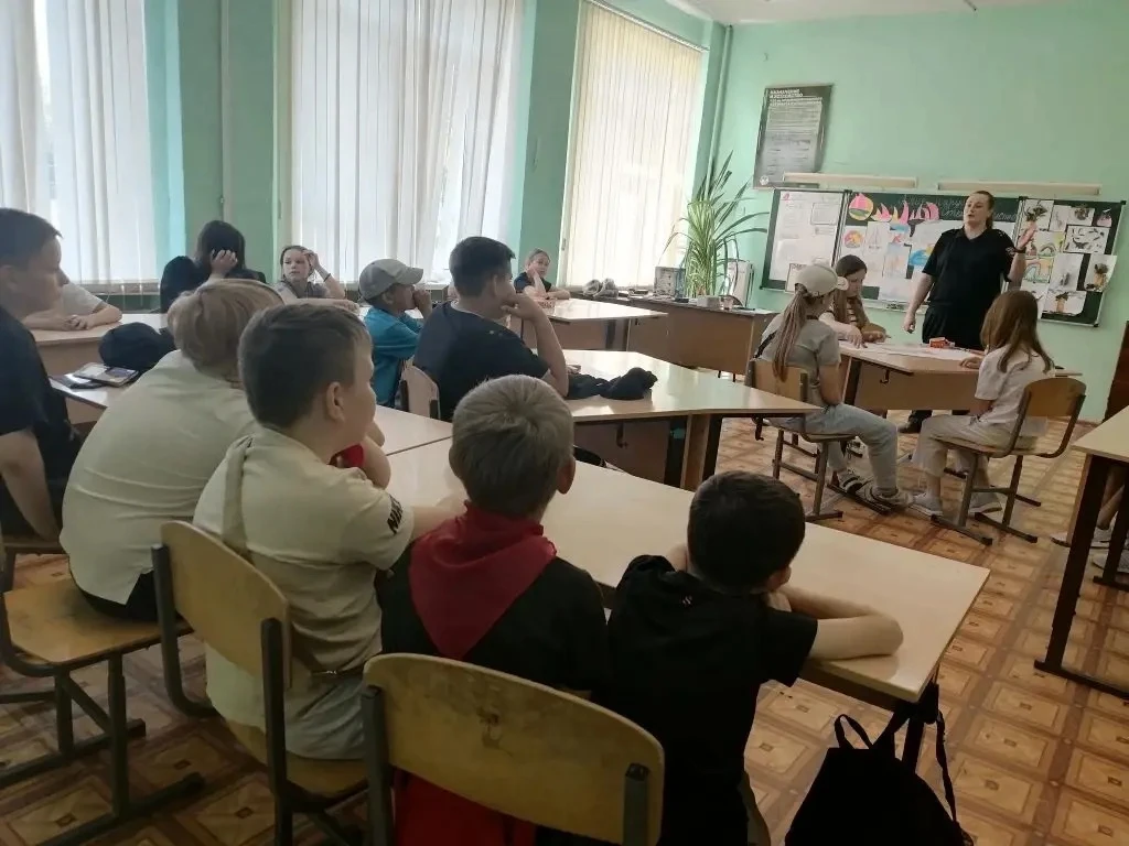 Безопасность на железной дороге: важная встреча в лагере! 🚂🛑