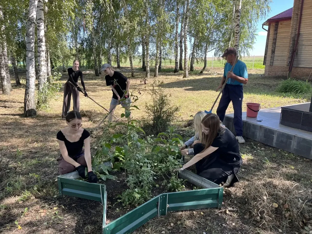 Память в действии: школьники благоустроили территорию памятника!