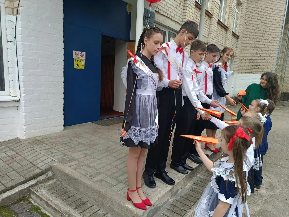 В МКОУ «СОШ с. Уруп » прошел трогательный праздник Последнего звонка — день, наполненны...