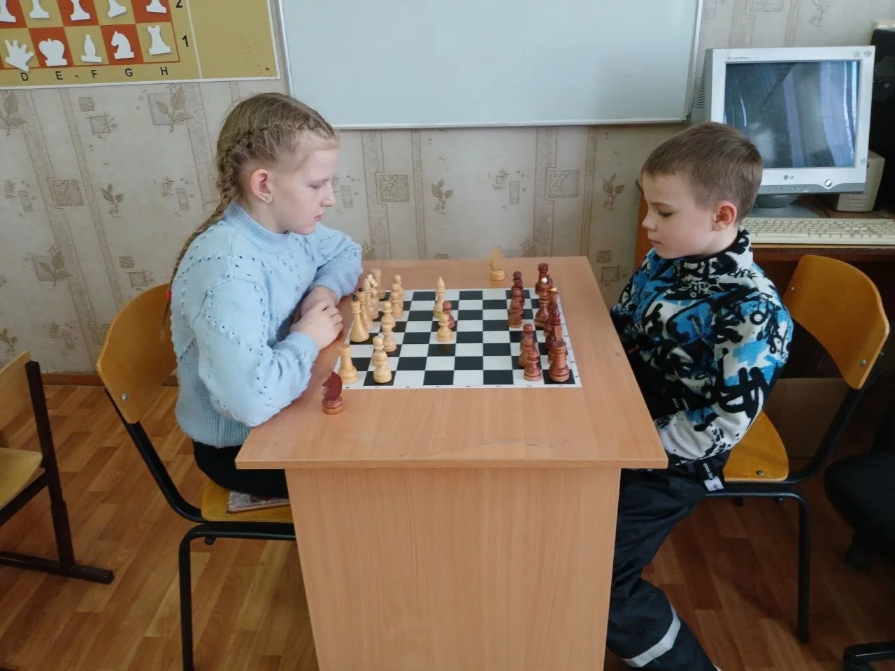♟️👑В нашей школе прошел круговой турнир по шахматам среди учеников 1-3 классов.  Главным судьёй выст