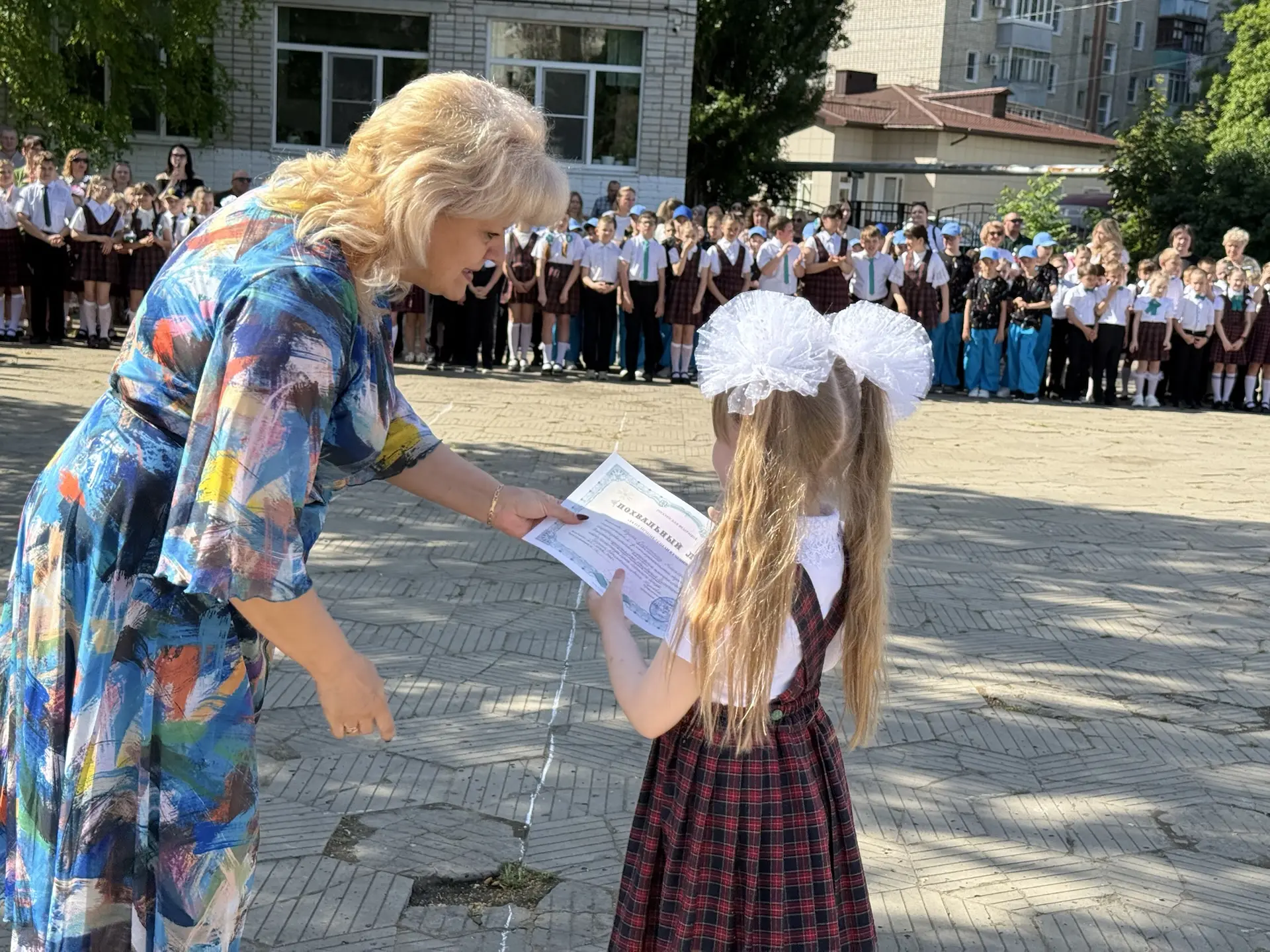 📸 А это — ещё незабываемые и яркие кадры 🎞️ с праздника начального звена «Здравствуй, лето»!  Посмот