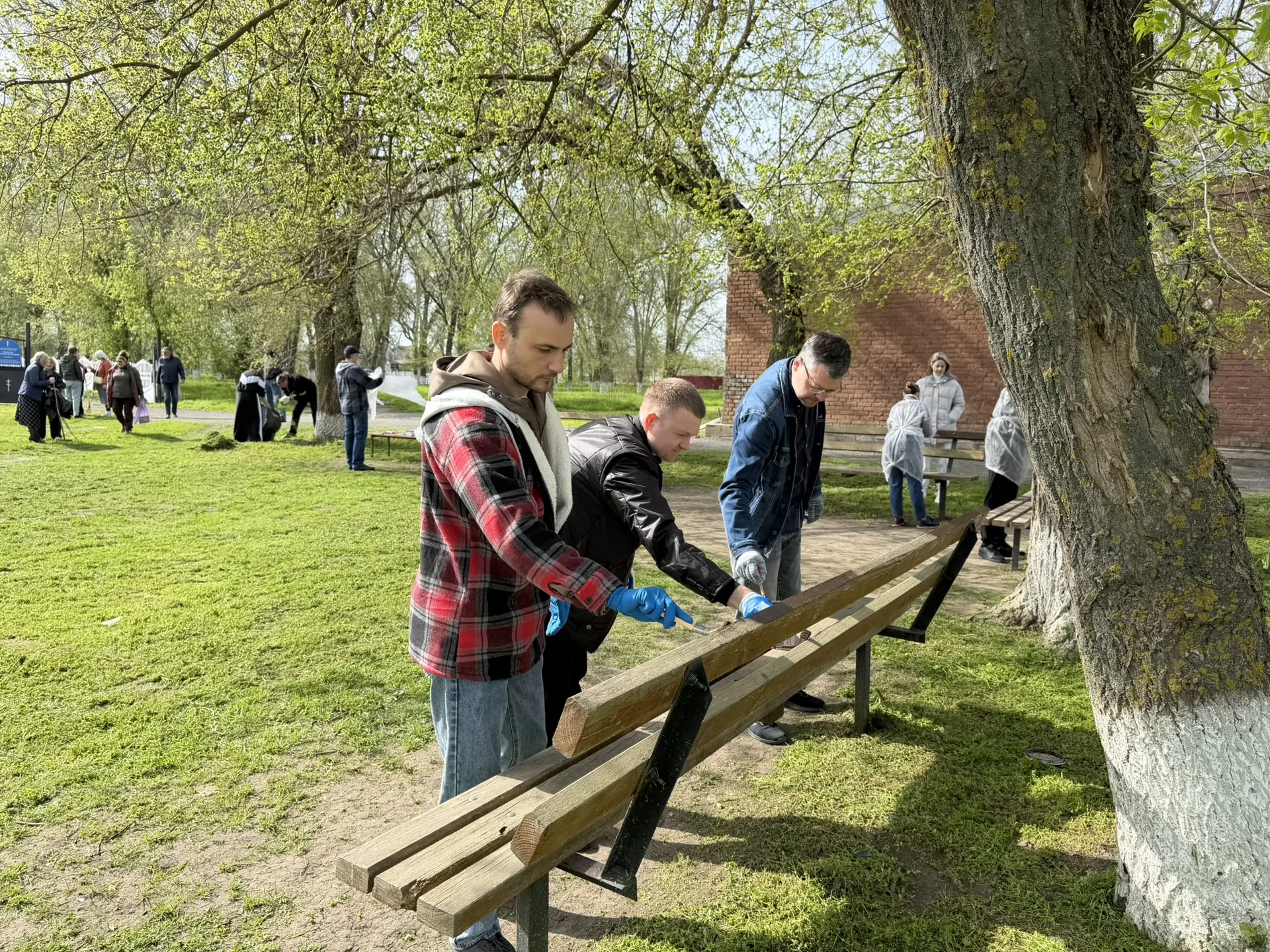 Глава Азовского района Сергей Комаров и сотрудники администрации вышли на общерайонный субботник  В 