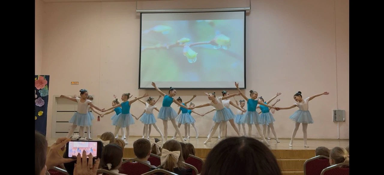 🌸Весна, цветы и море улыбок!🌸  🌷6 марта в стенах нашей школы было по-настоящему тепло и солнечно! ☀️