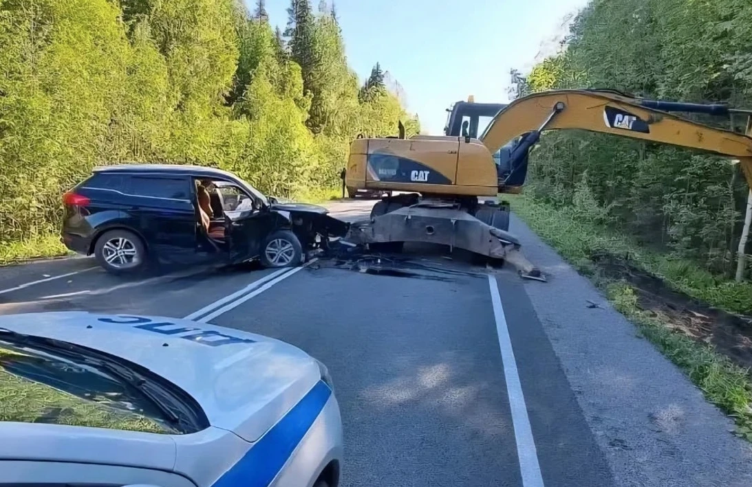 Смертельное ДТП с экскаватором произошло на трассе в Карелии этим утром.