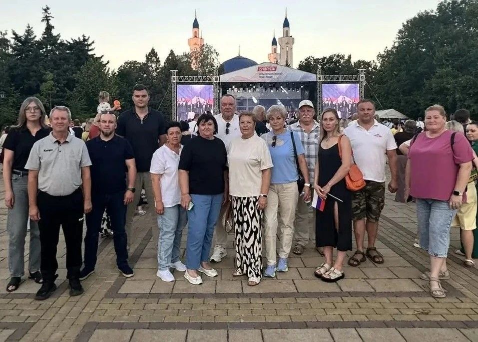 😎Дружный коллектив нашей школы на праздновании Дня государственного флага России. 🇷🇺