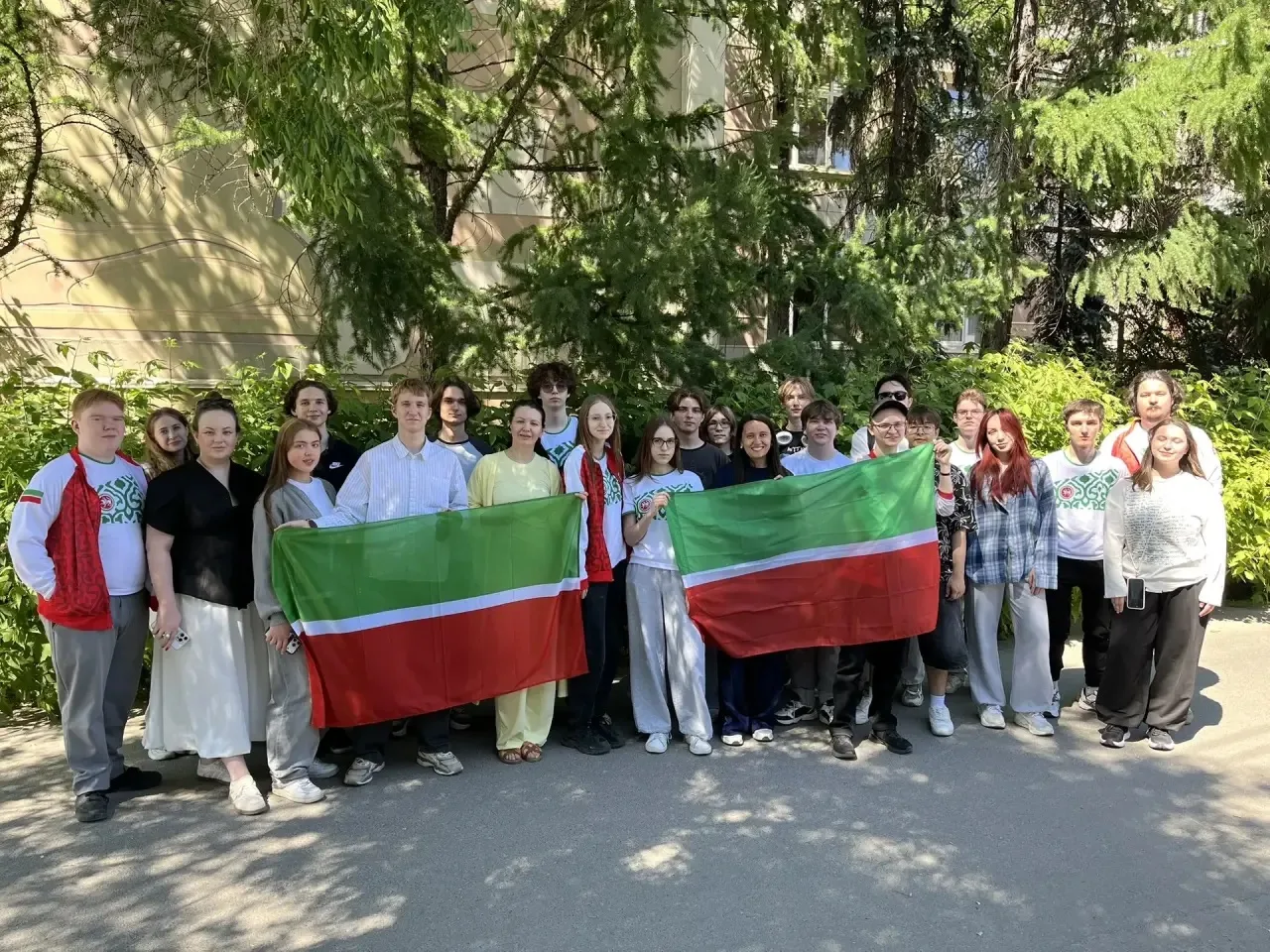 Кстати, сборная уже отправляется за победами!