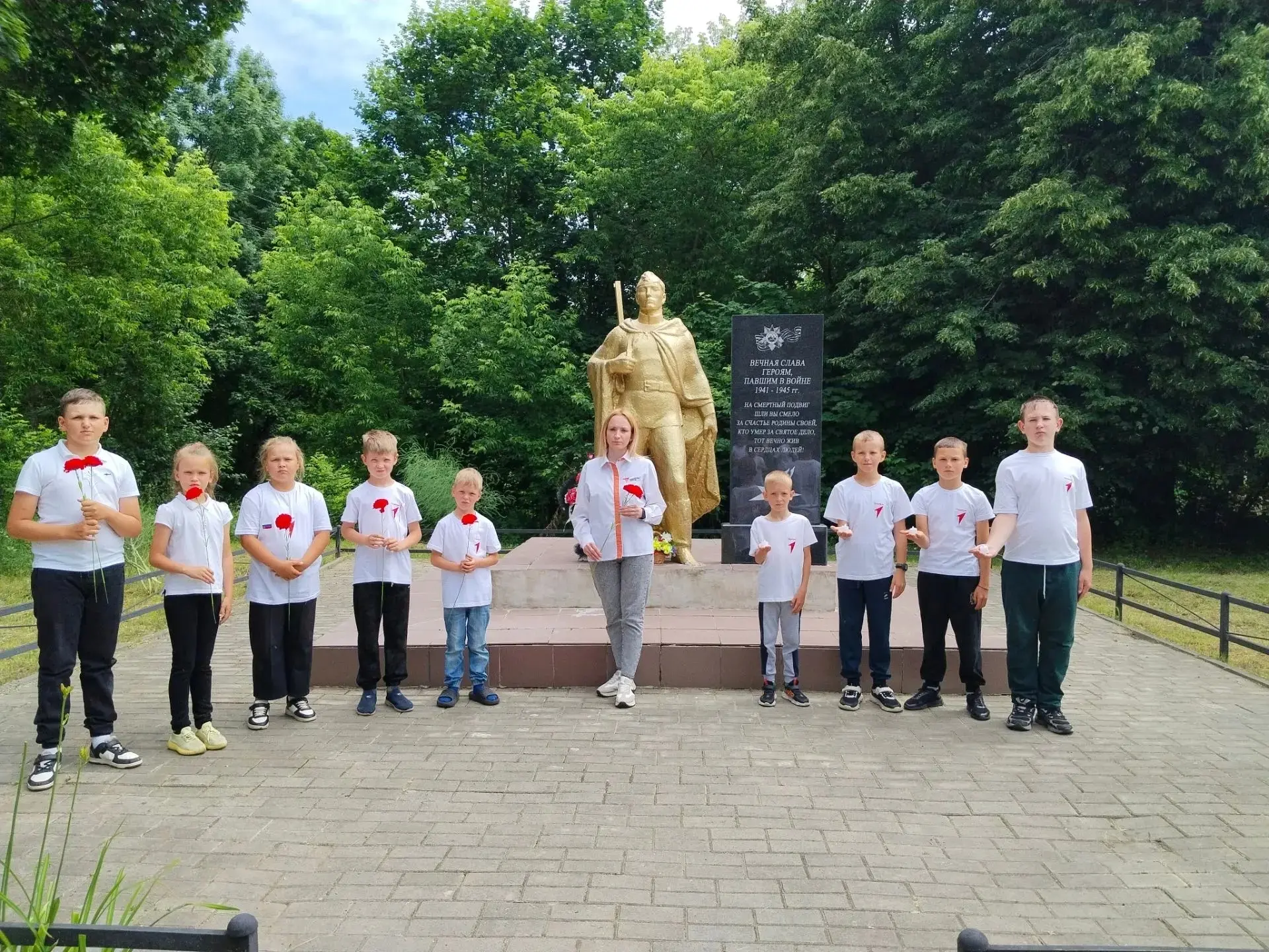 🇷🇺Накануне Дня памяти и скорби ребята во всех населенных пунктах Клинцовского района ...