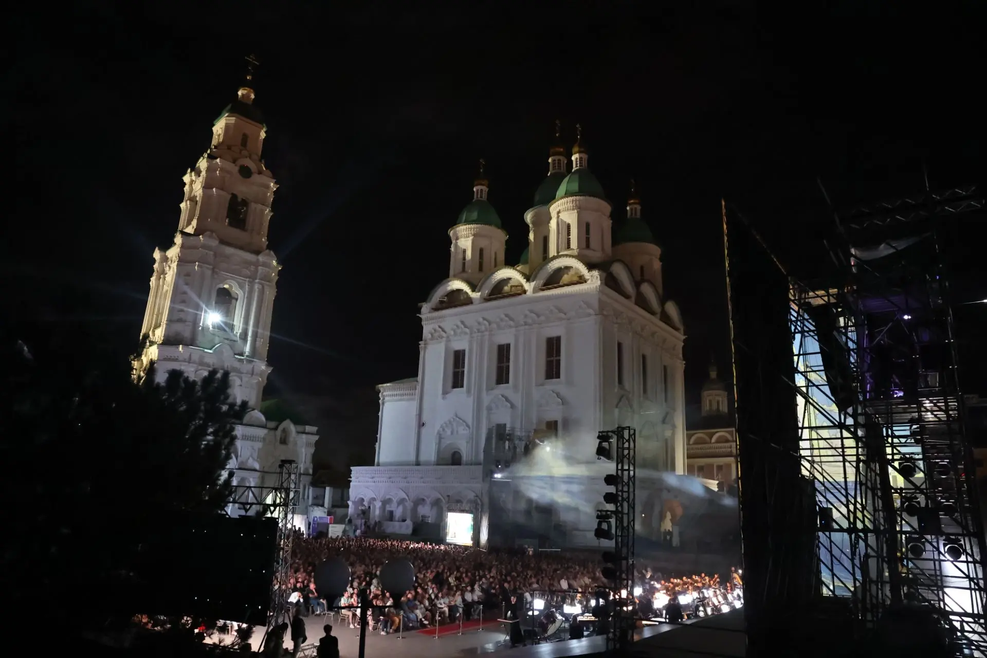 Вчера вечером Астраханский театр оперы и балета открыл 31-й сезон новой масштабной пост...