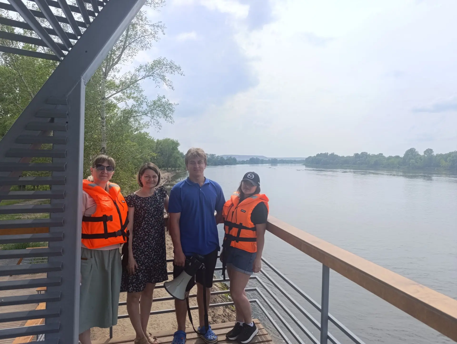 Сегодня на набережной реки Чулым можно было увидеть необычную команду. Вместе с професс...