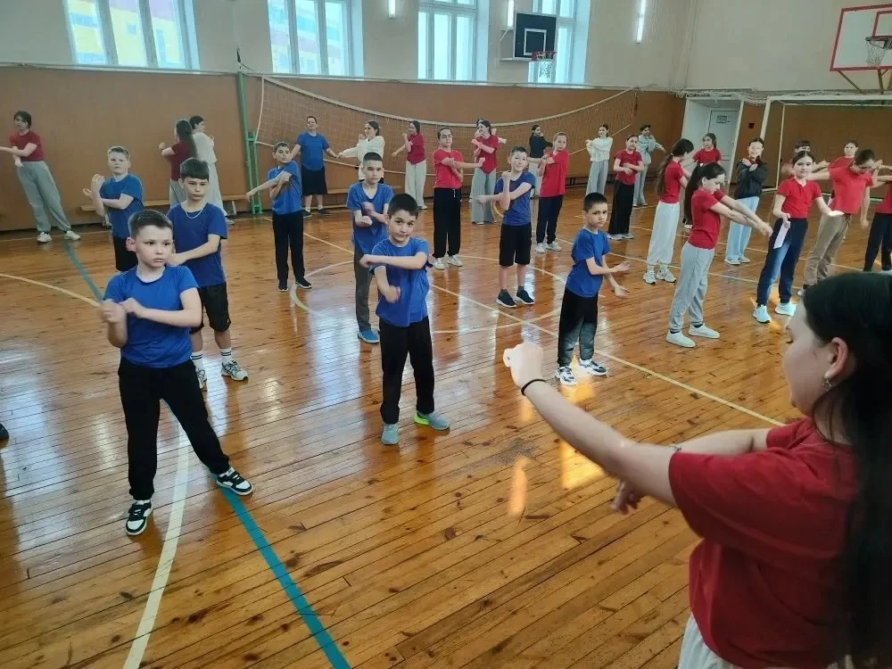 💪🏻 День здоровья в нашей школе: зарядились энергией вместе с учителем физкультуры! 💪  Сегодня в наше