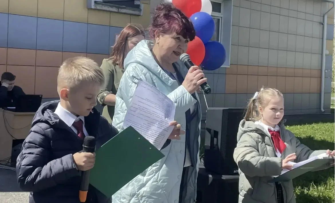 Первый класс окончен вами, Юными учениками, Поздравляем! Вы старались, Знаний новых набирались.  Мы 