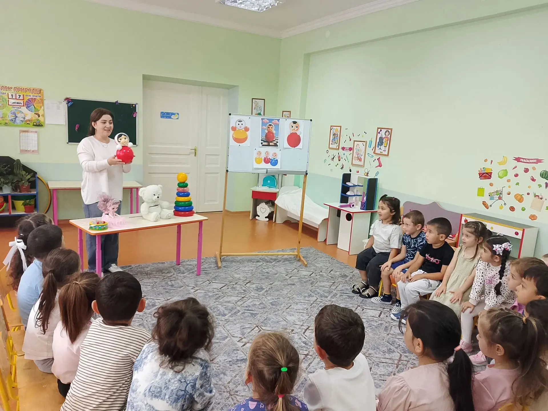 Развитие речи  в средней группе. Тема: "Наша неваляшка". Цель: знакомить с названием иг...