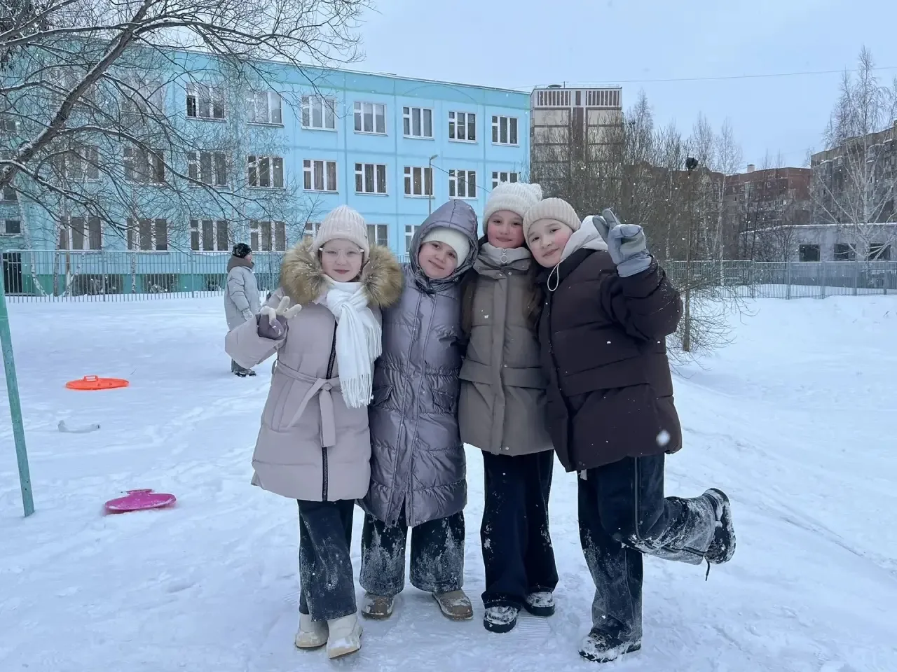 Зимние забавы💫 21 декабря отмечаем день без интернета ⛸️  На школьном дворе сегодня кипела жизнь: св