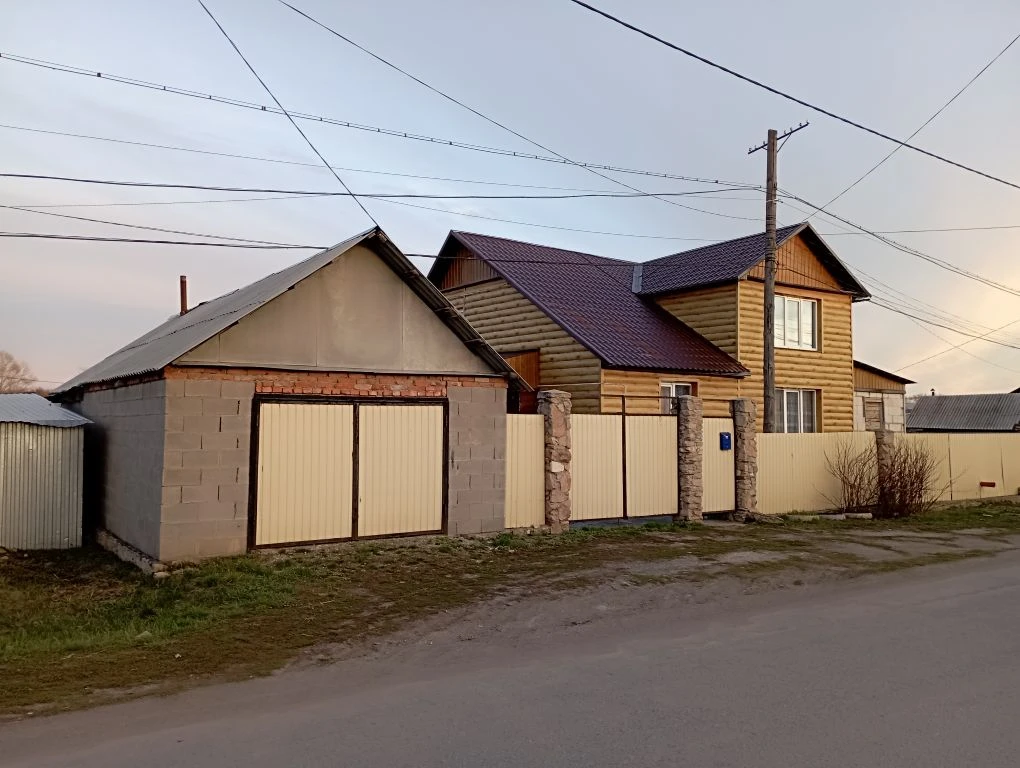 Продаётся  двухэтажный дом в Кваркенском районе с.Кваркено. Площадь дома 193 м² построен в 2007 году