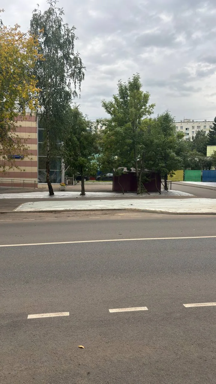 На Маршала Захарова, 12, активно идут работы.